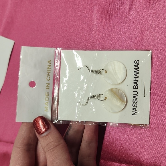 Authentic Nassau Bahamas Shell Earrings - Picture 1 of 3